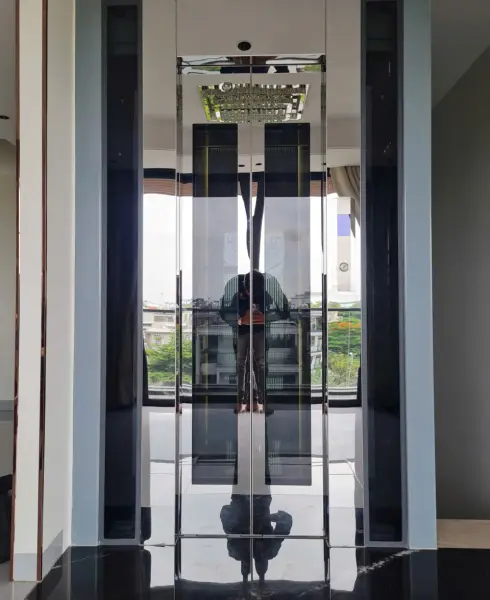 Thang kính trần sao tại công trình anh Văn, Cát Lái